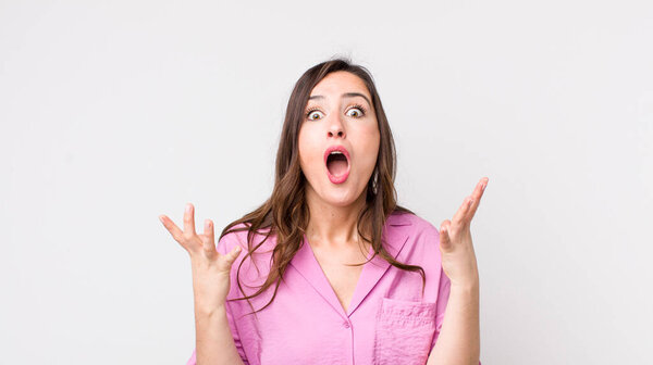 молодая красивая женщина с открытым ртом и удивлением, шокирована и поражена невероятным сюрпризом