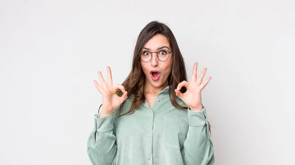 Junge Hübsche Frau Die Schockiert Erstaunt Und Überrascht Ist Zustimmung — Stockfoto