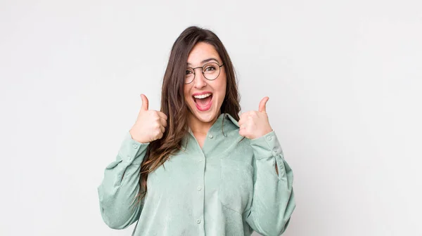 Jovem Mulher Bonita Sorrindo Amplamente Olhando Feliz Positivo Confiante Bem — Fotografia de Stock