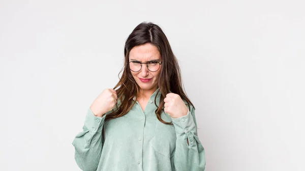 Jovem Bonita Mulher Olhando Confiante Irritado Forte Agressivo Com Punhos — Fotografia de Stock