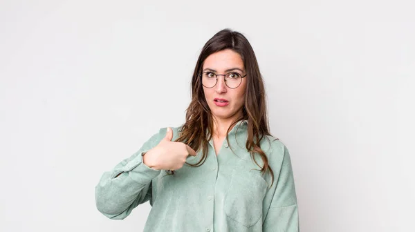 Giovane Bella Donna Sente Confusa Perplessa Insicura Indicando Auto Chiedendo — Foto Stock