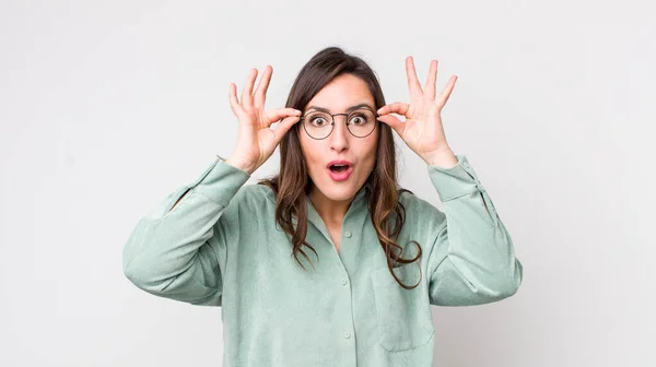 Ung Vacker Kvinna Känsla Chockad Förvånad Och Överraskad Hålla Glasögon — Stockfoto
