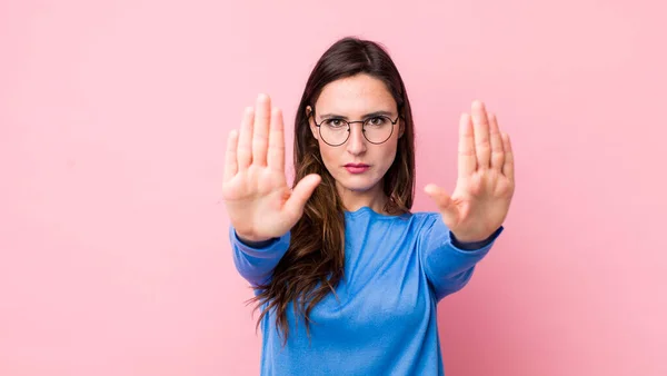 Junge Hübsche Frau Die Ernst Unglücklich Wütend Und Unzufrieden Aussieht — Stockfoto