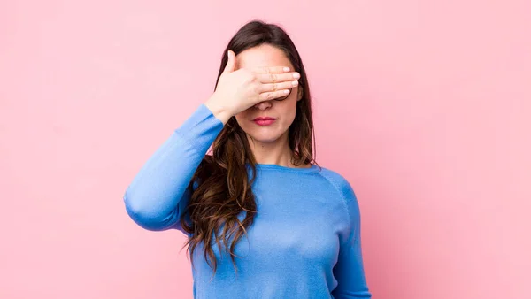 Ung Vacker Kvinna Täcka Ögon Med Hand Känsla Rädd Eller — Stockfoto