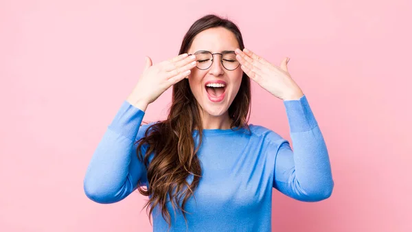 Ung Vacker Kvinna Ler Och Känner Sig Lycklig Täcker Ögonen — Stockfoto