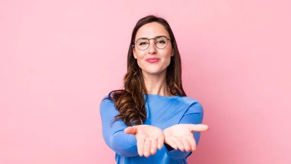 Jovem Mulher Bonita Sorrindo Feliz Com Amigável Confiante Olhar Positivo — Fotografia de Stock