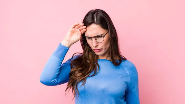 Ung Vacker Kvinna Ser Stressad Trött Och Frustrerad Torka Svett — Stockfoto