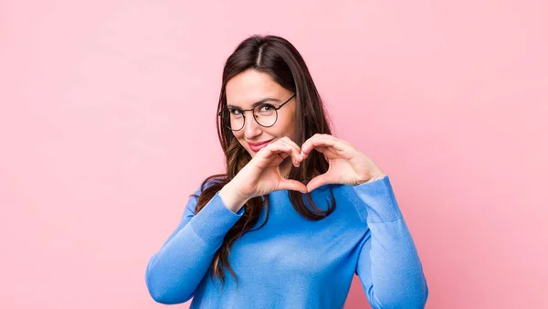 Giovane Bella Donna Sorridente Sentirsi Felice Carino Romantico Innamorato Rendendo — Foto Stock