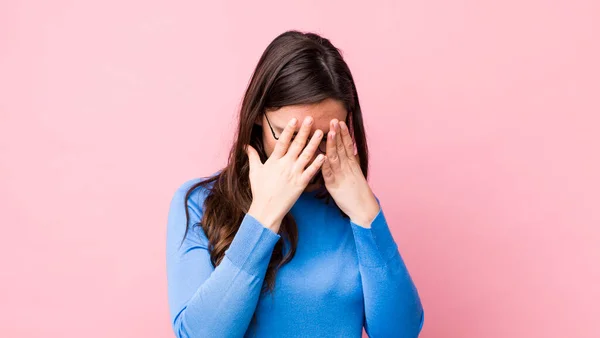 Jonge Mooie Vrouw Voelt Zich Verdrietig Gefrustreerd Nerveus Depressief Bedekken — Stockfoto