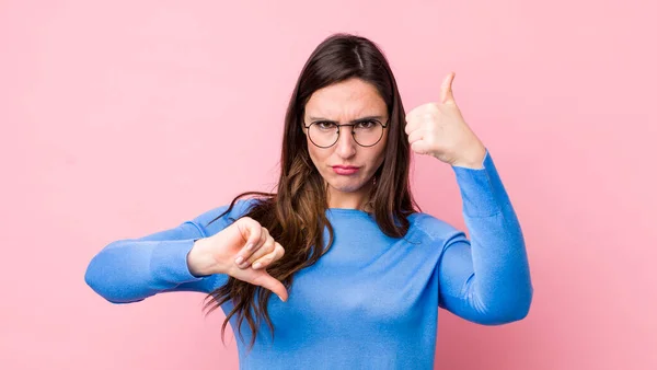 Giovane Bella Donna Sente Confuso Incerto Insicuro Ponderando Bene Male — Foto Stock