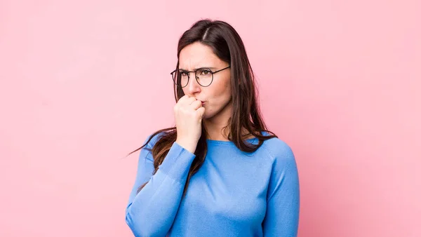 Ung Vacker Kvinna Känner Sig Allvarlig Omtänksam Och Orolig Stirrar — Stockfoto