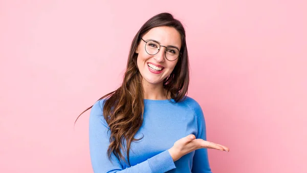 Jovem Mulher Bonita Sorrindo Alegremente Sentindo Feliz Mostrando Conceito Espaço — Fotografia de Stock