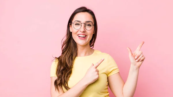 Jovem Bonita Mulher Sorrindo Feliz Apontando Para Lado Para Cima — Fotografia de Stock