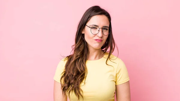 Giovane Bella Donna Guardando Orgoglioso Fiducioso Fresco Sfacciato Arrogante Sorridente — Foto Stock