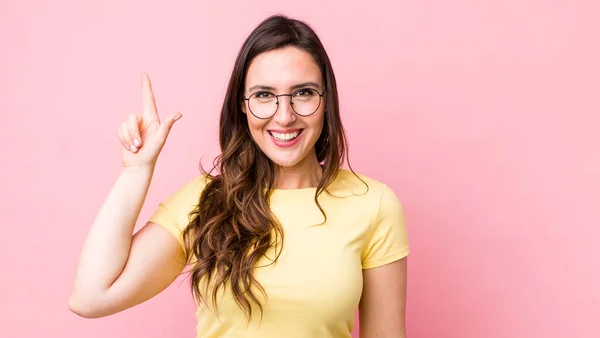 Giovane Bella Donna Sorridente Allegramente Felicemente Indicando Verso Alto Con — Foto Stock