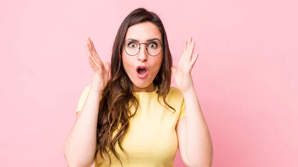 Giovane Bella Donna Guardando Scioccato Stupito Con Mascella Caduto Sorpresa — Foto Stock