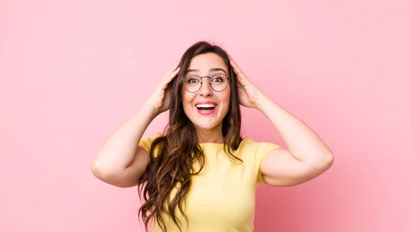 Jonge Mooie Vrouw Zoek Gelukkig Zorgeloos Vriendelijk Ontspannen Genieten Van — Stockfoto