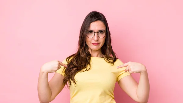 Giovane Bella Donna Guardando Orgoglioso Positivo Casual Punta Petto Con — Foto Stock