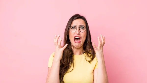 Jonge Mooie Vrouw Zoek Wanhopig Gefrustreerd Gestresst Ongelukkig Geïrriteerd Schreeuwen — Stockfoto