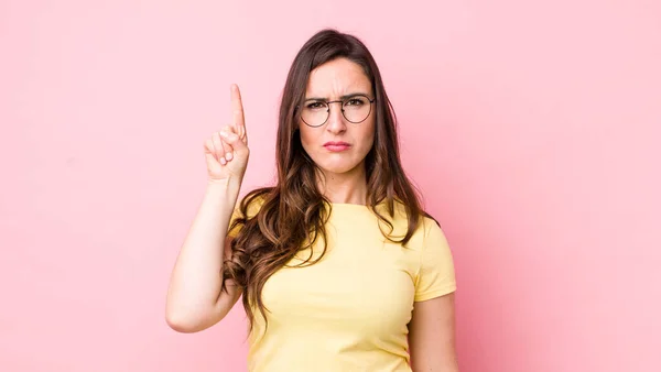 Jovem Bonita Mulher Sentindo Como Gênio Segurando Dedo Orgulhosamente Depois — Fotografia de Stock