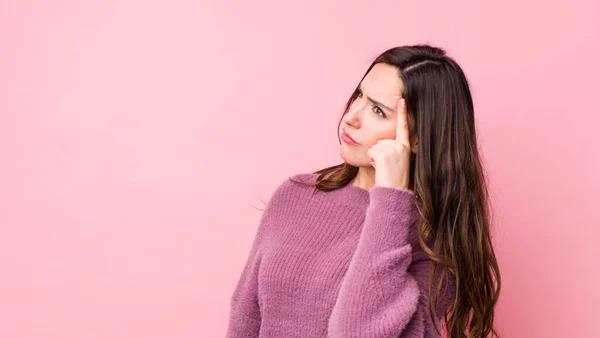 Joven Mujer Bonita Con Una Mirada Concentrada Preguntándose Con Una —  Fotos de Stock