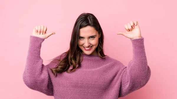 Jonge Mooie Vrouw Gevoel Trots Arrogant Vol Vertrouwen Zoek Naar — Stockfoto