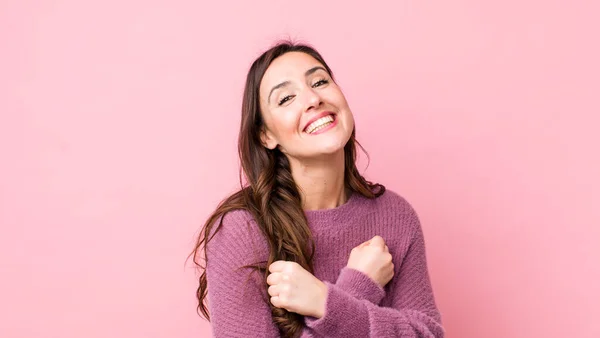 Jong Mooi Vrouw Glimlachen Vrolijk Vieren Met Vuisten Gebald Armen — Stockfoto