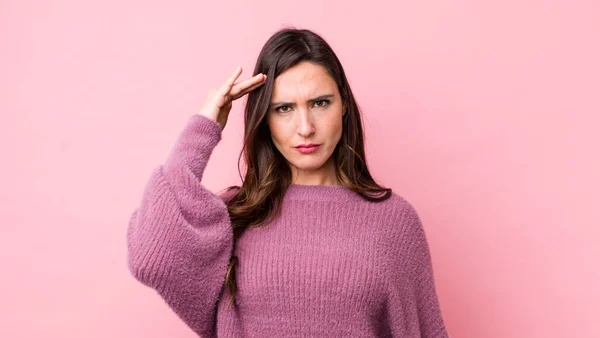 Junge Hübsche Frau Begrüßt Die Kamera Mit Einem Militärischen Gruß — Stockfoto