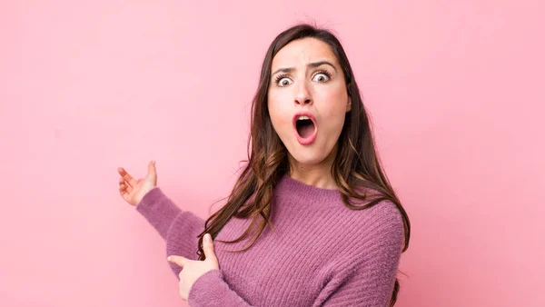 Young Pretty Woman Feeling Shocked Surprised Pointing Copy Space Side — Stock Photo, Image