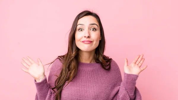 Joven Bonita Mujer Sintiéndose Desconcertado Confundido Inseguro Acerca Respuesta Correcta — Foto de Stock