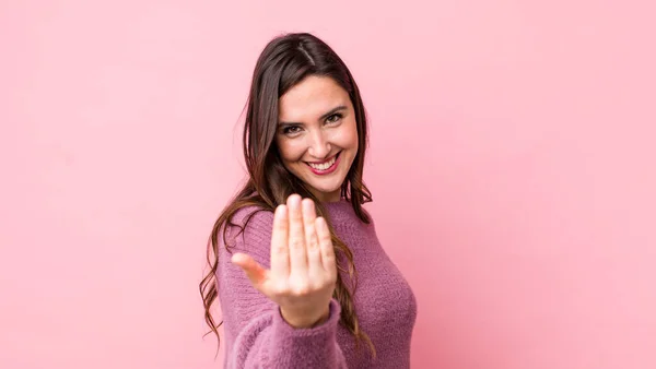 Junge Hübsche Frau Die Sich Glücklich Erfolgreich Und Selbstbewusst Fühlt — Stockfoto