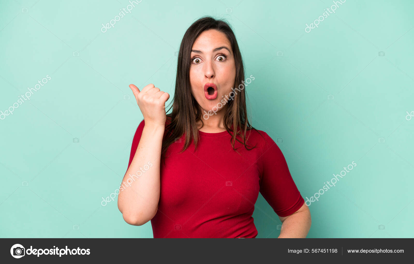 Молодая Красивая Женщина Выглядит Изумленной Неверием Указывая.