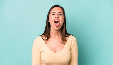 Genç, güzel, neşeli, kaygısız, asi tavırlı, şakacı, dilsiz, eğlenen bir kadın.