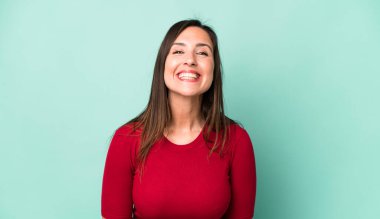 Genç ve güzel bir kadın mutlu ve şapşal görünüyor. Geniş, eğlenceli, deli gülüşü ve gözleri açık.