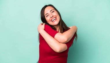 Genç ve güzel bir kadın aşık oluyor, gülümsüyor, sarılıyor ve kendine sarılıyor, bekar kalıyor, bencil ve benmerkezci oluyor.