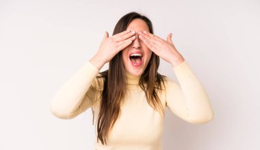 Genç ve güzel bir kadın gülümsüyor ve mutlu hissediyor. İki eliyle gözlerini kapatıyor ve inanılmaz bir sürpriz bekliyor.