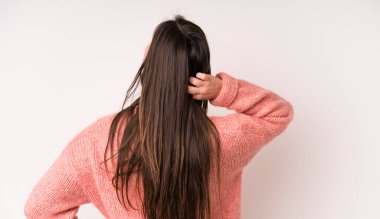 Genç ve güzel bir kadın. Düşünüyor ya da şüphe ediyor. Kafasını kaşıyor.