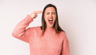 Genç ve güzel bir kadın mutsuz ve stresli görünüyor, intihar jesti elle silah işareti yapıyor, kafasını işaret ediyor.