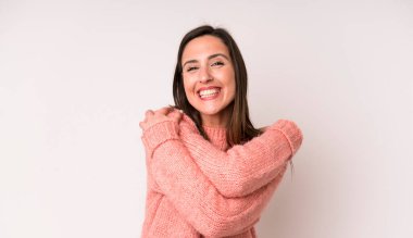 Genç ve güzel bir kadın aşık oluyor, gülümsüyor, sarılıyor ve kendine sarılıyor, bekar kalıyor, bencil ve benmerkezci oluyor.