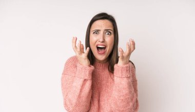 Genç ve güzel bir kadın umutsuz ve hayal kırıklığına uğramış görünüyor, stresli, mutsuz ve sinirli, bağırıyor ve çığlık atıyor.