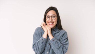 Genç ve güzel bir kadın aşık ve sevimli görünüyor. Sevimli ve mutlu. Romantik bir şekilde gülümsüyor.