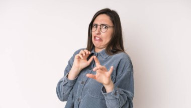 Genç ve güzel bir kadın tiksinti ve mide bulantısı hissediyor. İğrenç, kokuşmuş ya da kokuşmuş bir şeyden kaçıyor.