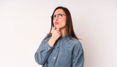 Genç ve güzel bir kadın. Düşünüyor, kuşkulu ve kafası karışık. Farklı seçenekleri var.