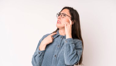 Genç ve güzel bir kadın stresli, hayal kırıklığına uğramış ve yorgun hissediyor. Endişeli ve sorunlu bir bakışla boynunu ovalıyor.