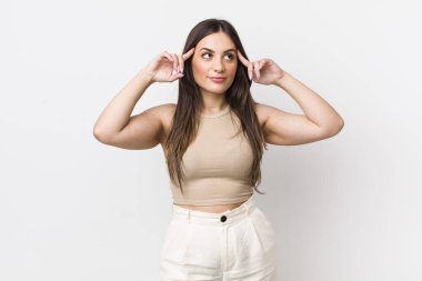 Genç ve güzel bir kadın kafası karışık ya da şüpheci, bir fikre odaklanmış, çok düşünüyor, kenarda boşluğu kopyalamak istiyor.