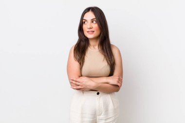 Genç, güzel bir kadın şüpheye düşüyor ya da düşünüyor, dudağını ısırıyor ve kendini güvensiz ve gergin hissediyor.