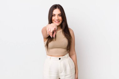 Genç ve güzel bir kadın kameraya bakıyor. Tatmin olmuş, kendinden emin, dostane bir gülümsemeyle. Seni seçiyor.