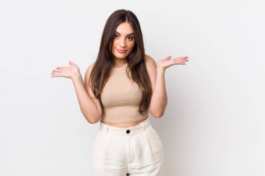 Genç, güzel bir kadın şaşkın ve kafası karışık, şüpheci, farklı seçenekleri tartıyor ya da komik bir ifadeyle seçiyor.