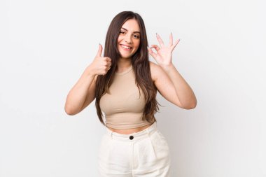 Genç, güzel bir kadın kendini mutlu, şaşkın, tatmin olmuş ve şaşırmış hissediyor.