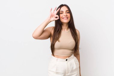 Genç, güzel bir kadın kendini mutlu, rahat ve tatmin olmuş hissediyor.